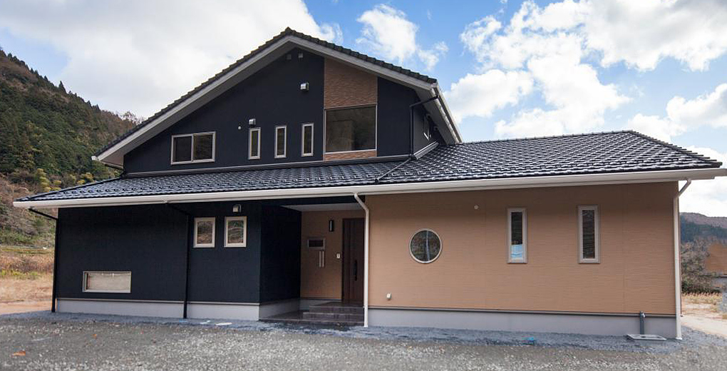 自然を臨む三世帯住宅
